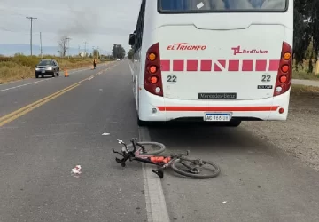 Un colectivo de la Red Tulum frenó, un ciclista que venía atrás chocó y terminó con fracturas Un colectivo de la Red Tulum frenó, un ciclista que venía atrás chocó y terminó con fracturas