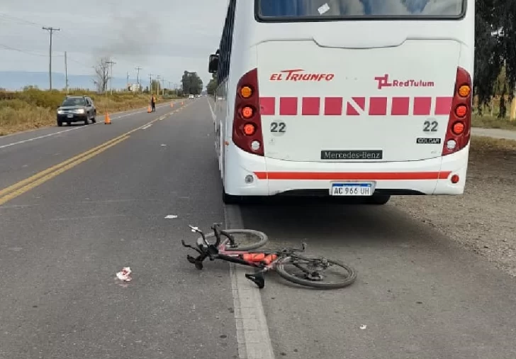 Un colectivo de la Red Tulum frenó, un ciclista que venía atrás chocó y terminó con fracturas Un colectivo de la Red Tulum frenó, un ciclista que venía atrás chocó y terminó con fracturas