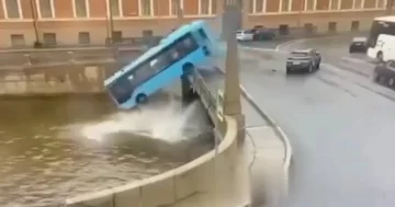 [VIDEO] El momento en que un autobús cayó al río desde un puente en San Petersburgo: hay al menos 3 muertos