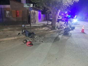 Viajaba con sus hijos de 8 y 3 años, chocó con otra moto y tuvo que ser hospitalizado Viajaba con sus hijos de 8 y 3 años, chocó con otra moto y tuvo que ser hospitalizado