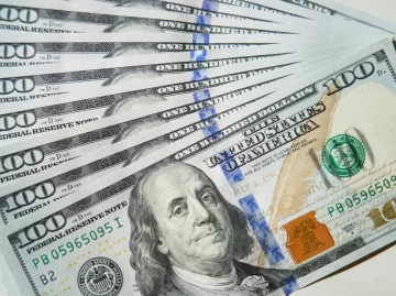 Nueva baja del dólar blue y ya vale casi lo mismo que el oficial: cotización en San Juan