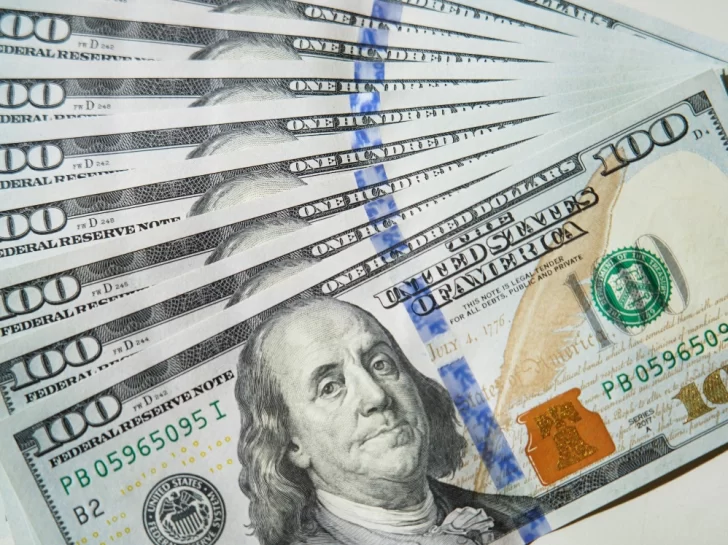 Nueva baja del dólar blue y ya vale casi lo mismo que el oficial: cotización en San Juan