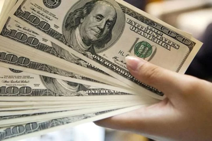 El dólar blue bajó este viernes, pero en mayo registró el avance mensual más importante en la era Milei