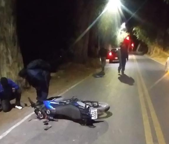 Perdió el control de su moto, impactó contra un árbol y terminó en el hospital Perdió el control de su moto, impactó contra un árbol y terminó en el hospital