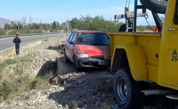 Perdió el control en una curva pronunciada de la Ruta 150 y casi choca con el cerro Perdió el control en una curva pronunciada de la Ruta 150 y casi choca con el cerro
