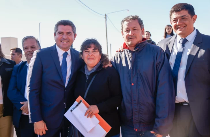 Orrego entregó viviendas en Jáchal e hizo hincapié en la importancia de la obra pública: “Es crucial” Orrego entregó viviendas en Jáchal e hizo hincapié en la importancia de la obra pública: “Es crucial”