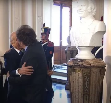 Milei inauguró un busto de Carlos Menem: “Aunque les duela, fue el mejor presidente de la historia”