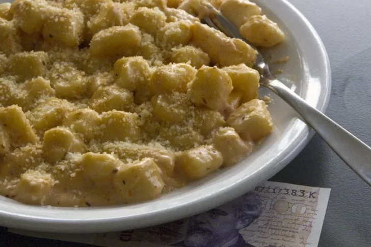 Día de los Ñoquis: Por qué ponemos un plata debajo del plato