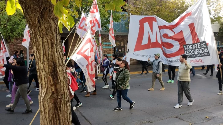 Organizaciones sociales y de izquierda marcharon por el microcentro sanjuanino esgrimiendo consignas contra Milei | Diario de Cuyo
