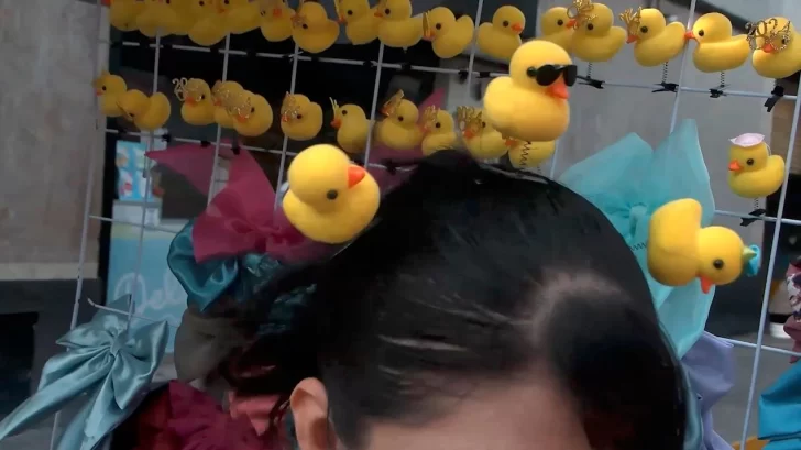 Cuál es el origen de la tendencia viral de los “patitos en la cabeza” Cuál es el origen de la tendencia viral de los “patitos en la cabeza”