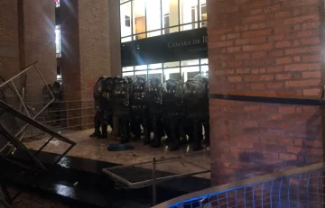 Reprimieron a docentes de Misiones durante una manifestación