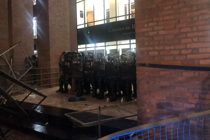 Reprimieron a docentes de Misiones durante una manifestación