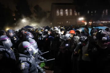 Policía de Los Ángeles desaloja el campamento de protesta en la UCLA