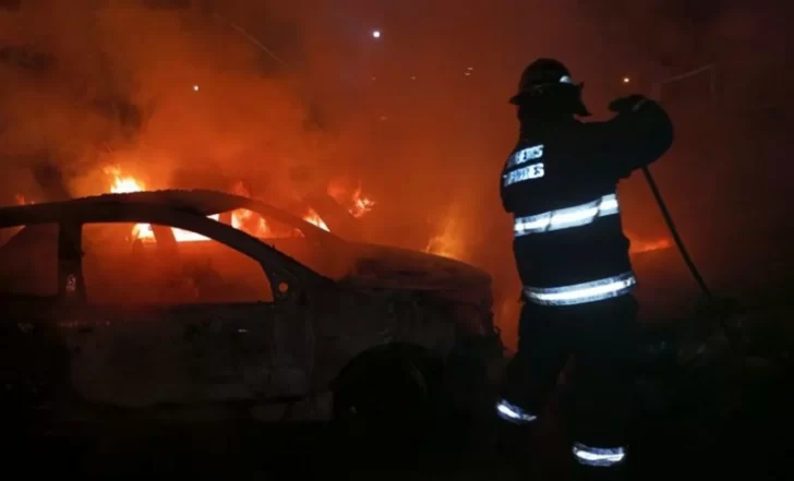 Rosario: cuatro autos fueron incendiados en una cuadra donde hay una comisaría Rosario: cuatro autos fueron incendiados en una cuadra donde hay una comisaría