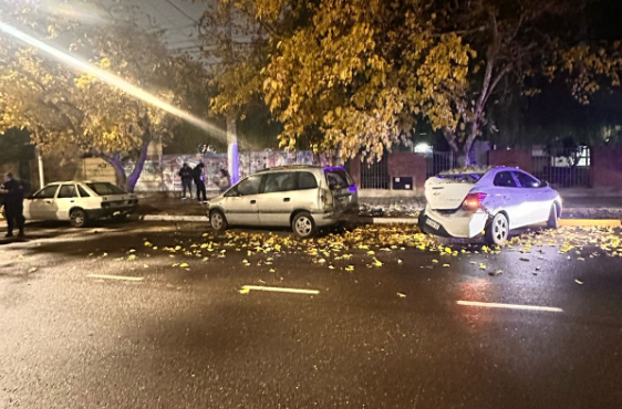 Perdió el control de su auto y provocó un choque en cadena con dos vehículos estacionados Perdió el control de su auto y provocó un choque en cadena con dos vehículos estacionados