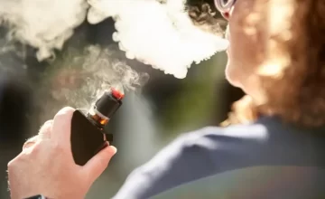 El vapeo no ayuda a dejar de fumar y predispone a los jóvenes al tabaquismo, según la OMS El vapeo no ayuda a dejar de fumar y predispone a los jóvenes al tabaquismo, según la OMS