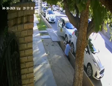 [VIDEO] Así se robó un taxista la rueda de un auto, a plena luz del día y en una zona muy concurrida
