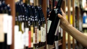Las ventas de vinos en supermercados y autoservicios crecieron más de 15%; las de cerveza cayeron casi un 10%