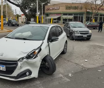 Choque en una peligrosa esquina: una joven terminó fracturada y un bebé de cuatro meses salió ileso