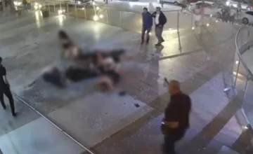 Colapsó un baranda de un balcón y cayó un grupo de jóvenes: dos muertos Colapsó un baranda de un balcón y cayó un grupo de jóvenes: dos muertos