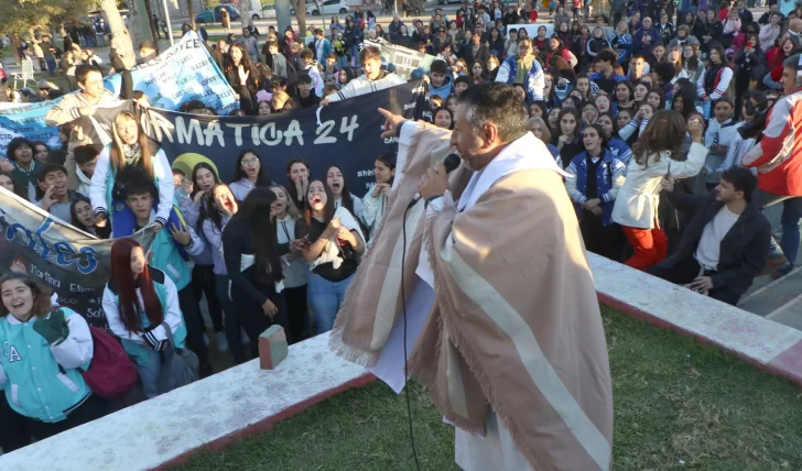 Egresados vivieron con euforia la primera bendición de las camperas