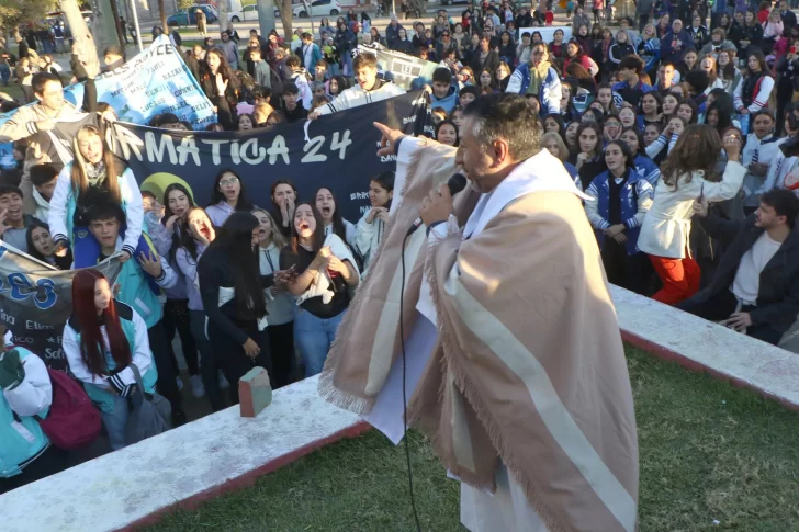 Egresados vivieron con euforia la primera bendición de las camperas