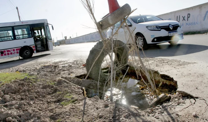 Queja vecinal por el pozo que se hizo tras ceder el asfalto, y nadie arregla