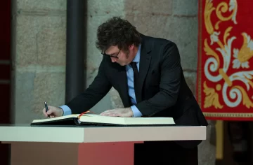 Los detalles del Pacto de Mayo: vigilia, firma a la medianoche, 10 puntos clave y los grandes ausentes Los detalles del Pacto de Mayo: vigilia, firma a la medianoche, 10 puntos clave y los grandes ausentes