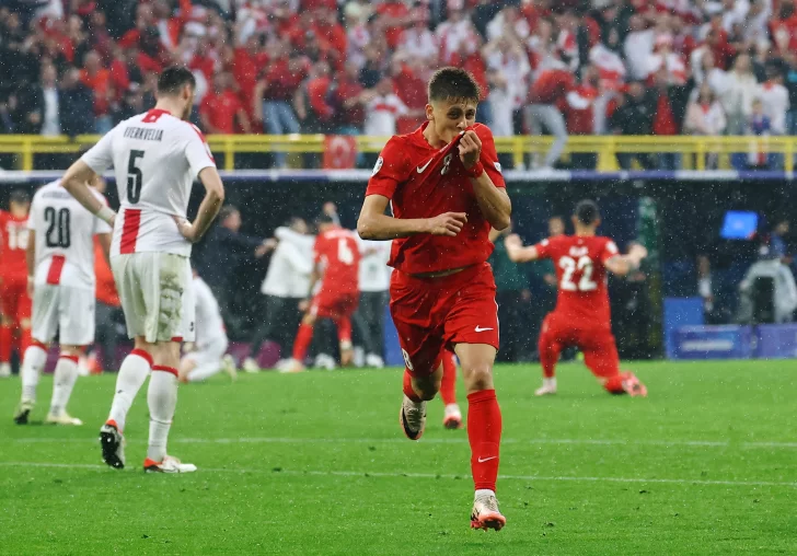 Con el arbitraje de Tello y dos golazos, Turquía derrotó a Georgia Con el arbitraje de Tello y dos golazos, Turquía derrotó a Georgia