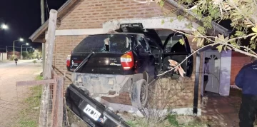 Drogado, manejaba a toda velocidad y terminó incrustado en el dormitorio de una casa Drogado, manejaba a toda velocidad y terminó incrustado en el dormitorio de una casa