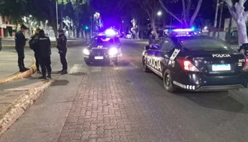 Dos mujeres se pelearon por un hombre en plena calle y una de ellas tajeó a otra en el rostro