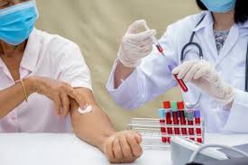 Científicos detectan alzhéimer temprano con análisis de sangre