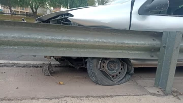 En la Circunvalación, se le reventó la rueda del auto, chocó con el guardarrail y terminó hospitalizada En la Circunvalación, se le reventó la rueda del auto, chocó con el guardarrail y terminó hospitalizada