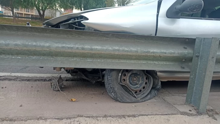 En la Circunvalación, se le reventó la rueda del auto, chocó con el guardarrail y terminó hospitalizada En la Circunvalación, se le reventó la rueda del auto, chocó con el guardarrail y terminó hospitalizada