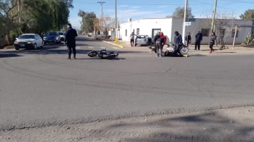 Un auto embistió a un motociclista y luego chocó contra la pared de una casa Un auto embistió a un motociclista y luego chocó contra la pared de una casa