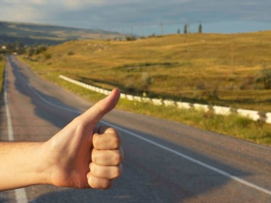 Leyendas urbanas inquietantes: hacía dedo en la ruta y nunca más la vieron…