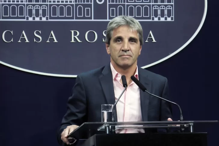 El Gobierno minimizó la suba del dólar blue y cuestionó a quienes reclaman una devaluación