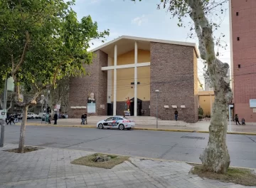 Insólito: ingresó a la Catedral, simuló que rezaba y se robó un celular Insólito: ingresó a la Catedral, simuló que rezaba y se robó un celular
