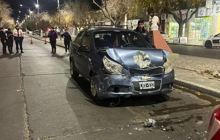 Manejaba con más del cuádruple de alcohol en sangre y chocó a otro auto que esperaba el semáforo Manejaba con más del cuádruple de alcohol en sangre y chocó a otro auto que esperaba el semáforo