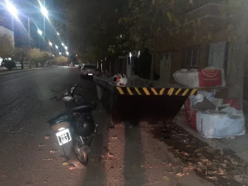 Iba en moto, perdió el control tras pasar un reductor de velocidad y chocó contra un contenedor Iba en moto, perdió el control tras pasar un reductor de velocidad y chocó contra un contenedor
