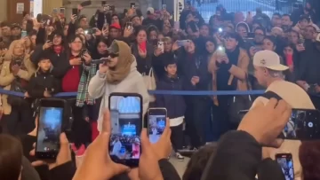 En plena estación Constitución, “La T y La M” sorprendió a los pasajeros cantando todos sus temas En plena estación Constitución, “La T y La M” sorprendió a los pasajeros cantando todos sus temas