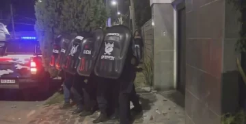 Tensión: con balas de goma y gases, la policía desalojó a los vecinos que tiraban piedras a la tía de Loan