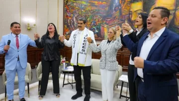 Rodeado de pastores, Maduro pidió perdón por los pecados de su Gobierno Rodeado de pastores, Maduro pidió perdón por los pecados de su Gobierno