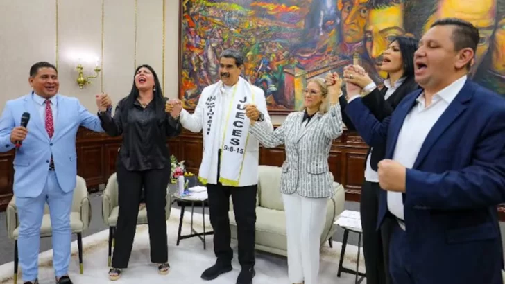 Rodeado de pastores, Maduro pidió perdón por los pecados de su Gobierno Rodeado de pastores, Maduro pidió perdón por los pecados de su Gobierno