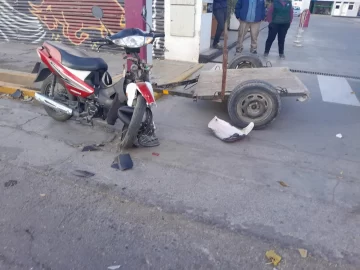 Una motociclista sufrió lesiones al cruzarse a su carril un auto con un carro Una motociclista sufrió lesiones al cruzarse a su carril un auto con un carro