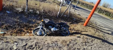 Intentó pasar vehículos con doble línea amarilla, perdió el control y murió tras chocar contra un poste Intentó pasar vehículos con doble línea amarilla, perdió el control y murió tras chocar contra un poste