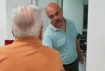 Una estudiante rindió su último examen de la facultad y su padre la esperó con un emotivo regalo Una estudiante rindió su último examen de la facultad y su padre la esperó con un emotivo regalo