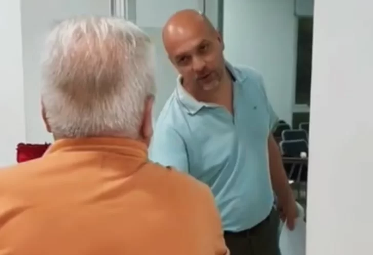 Una estudiante rindió su último examen de la facultad y su padre la esperó con un emotivo regalo Una estudiante rindió su último examen de la facultad y su padre la esperó con un emotivo regalo