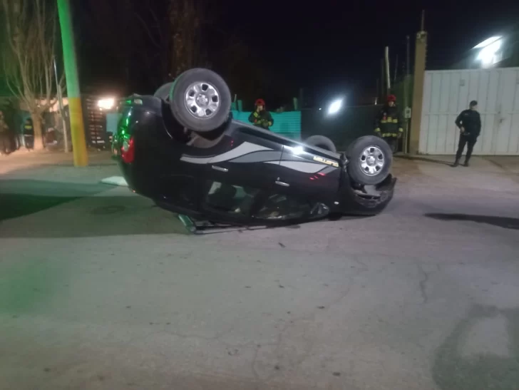 Un hombre terminó hospitalizado luego de un increíble vuelco con su camioneta Un hombre terminó hospitalizado luego de un increíble vuelco con su camioneta