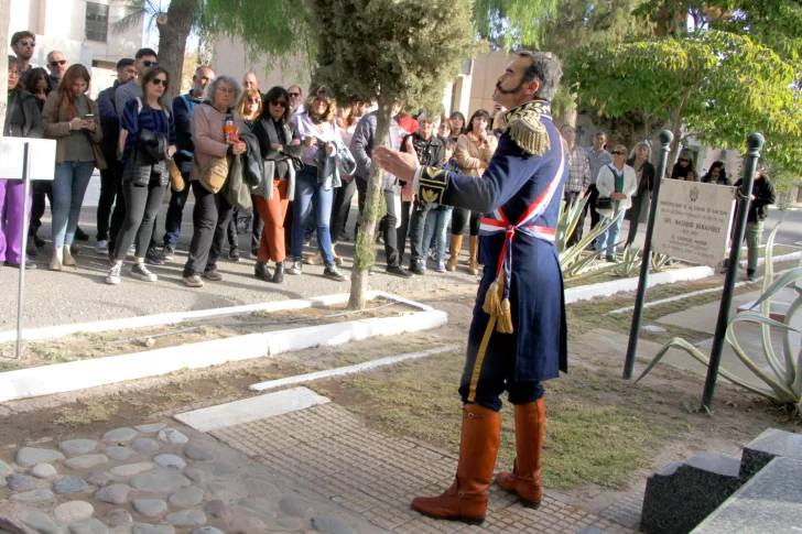 El paseo histórico por el cementerio cautivó y emocionó a los visitantes